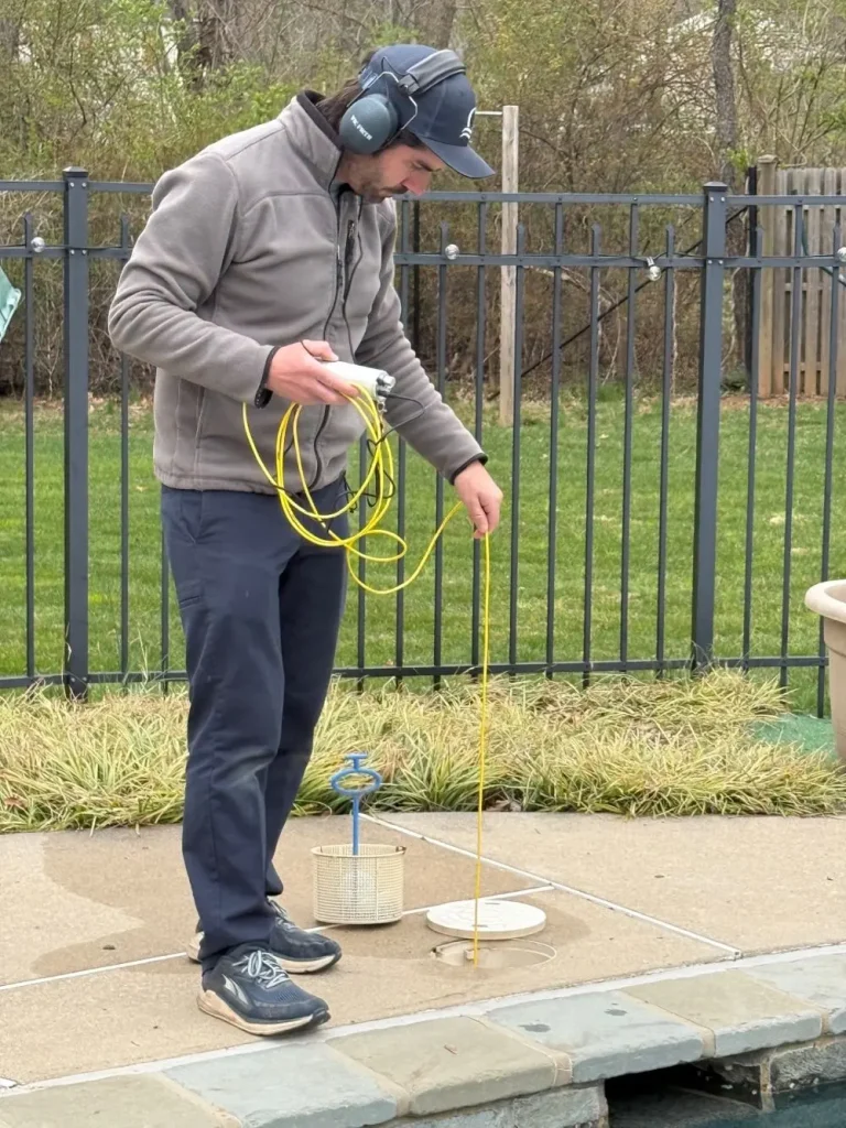 technician-leak-testing-pool