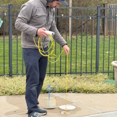 technician-leak-testing-pool