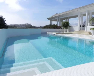 pool cleaning and maintenance in southamption ny